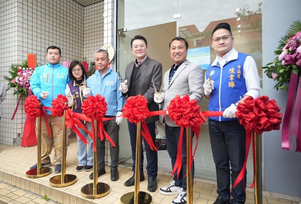 清淨海首家環保洗衣商店正式開幕,在地民代到場祝賀。(清淨海提供)