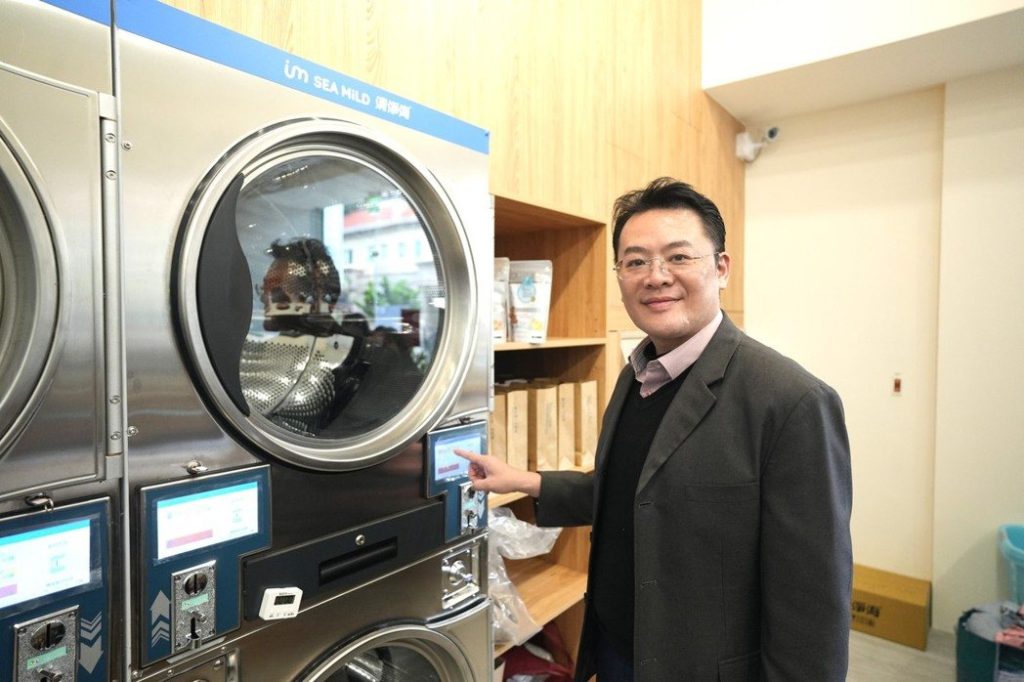 清淨海董事長羅允俊宣布明年將開放環保洗衣商店加盟,提供更多便利生活的新選擇。 (清淨海提供)