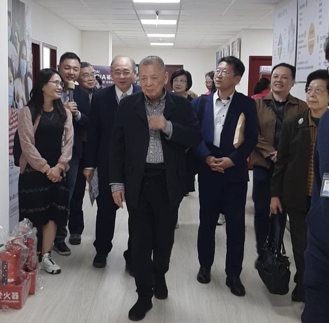 康寧大學吳慶堂董事長偕同貴賓們,參訪育成中心大健康產業平台場域及其新穎設備。(圖/康寧大學提供)
