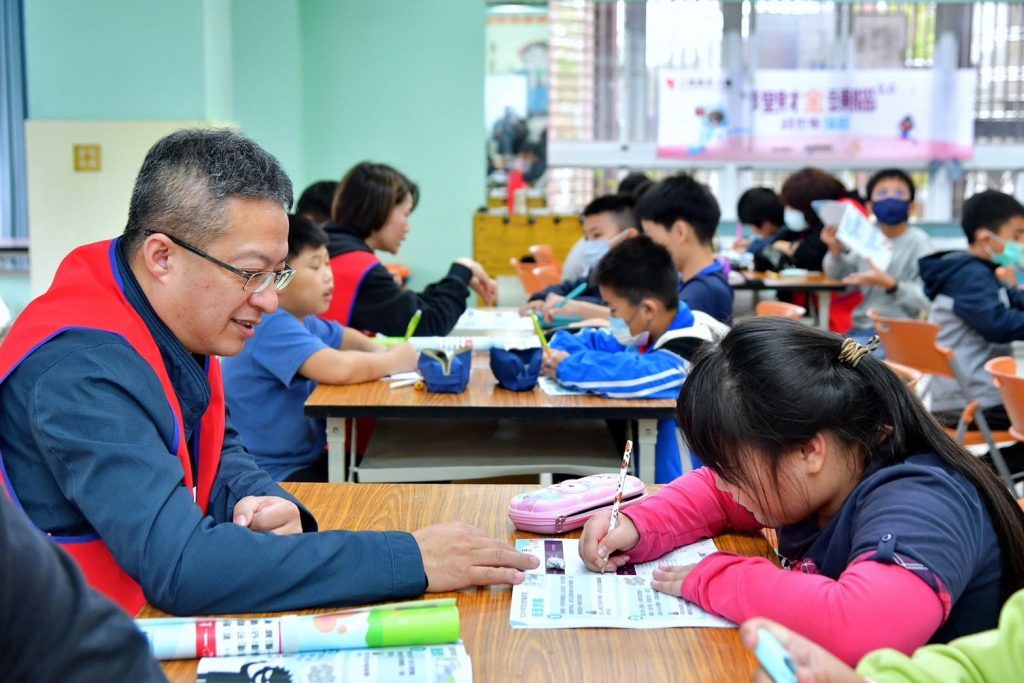 三商美邦人壽同仁擔任課程小隊輔,陪伴憲明國小學童學習金融知識,引導孩子討論遇到風險時的因應方式。