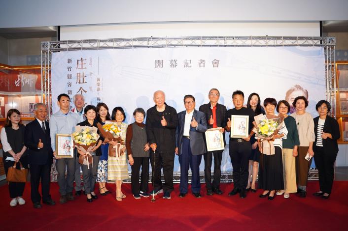 新竹縣長楊文科與文史學家的親友團合影。(圖/記者黃溎芬翻攝)