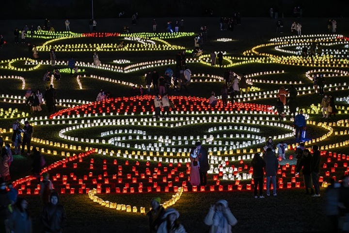 位於福岡的海之中道海濱公園12月推出冬季限定的大型夜間燭光藝術活動「燭光之夜2024」。 圖:一般財團法人公園財團 Parks Japan.F/提供