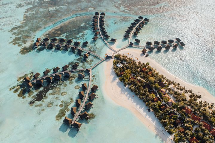 Club Med 卡尼島2025/01/15前下訂遊程,4晚食宿假期每人最低 NT$30,200起,11歲以下孩童食宿全免。 圖:Club Med/提供