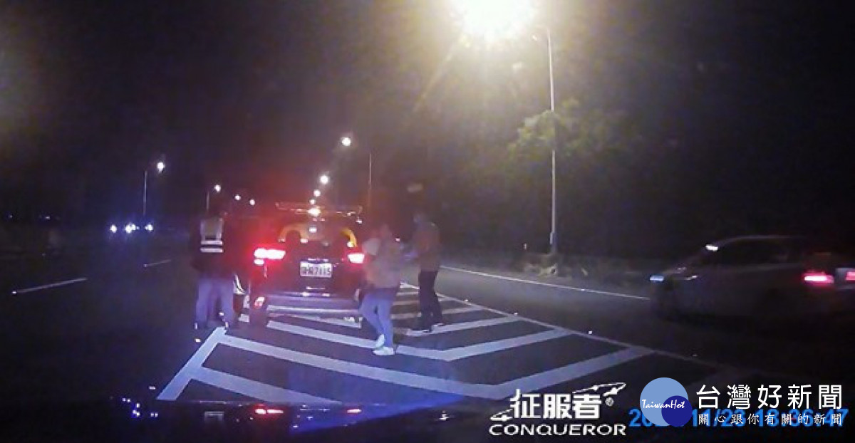 民眾車輛在台82快速道路爆胎，水上警方即刻到場救援/警方提供