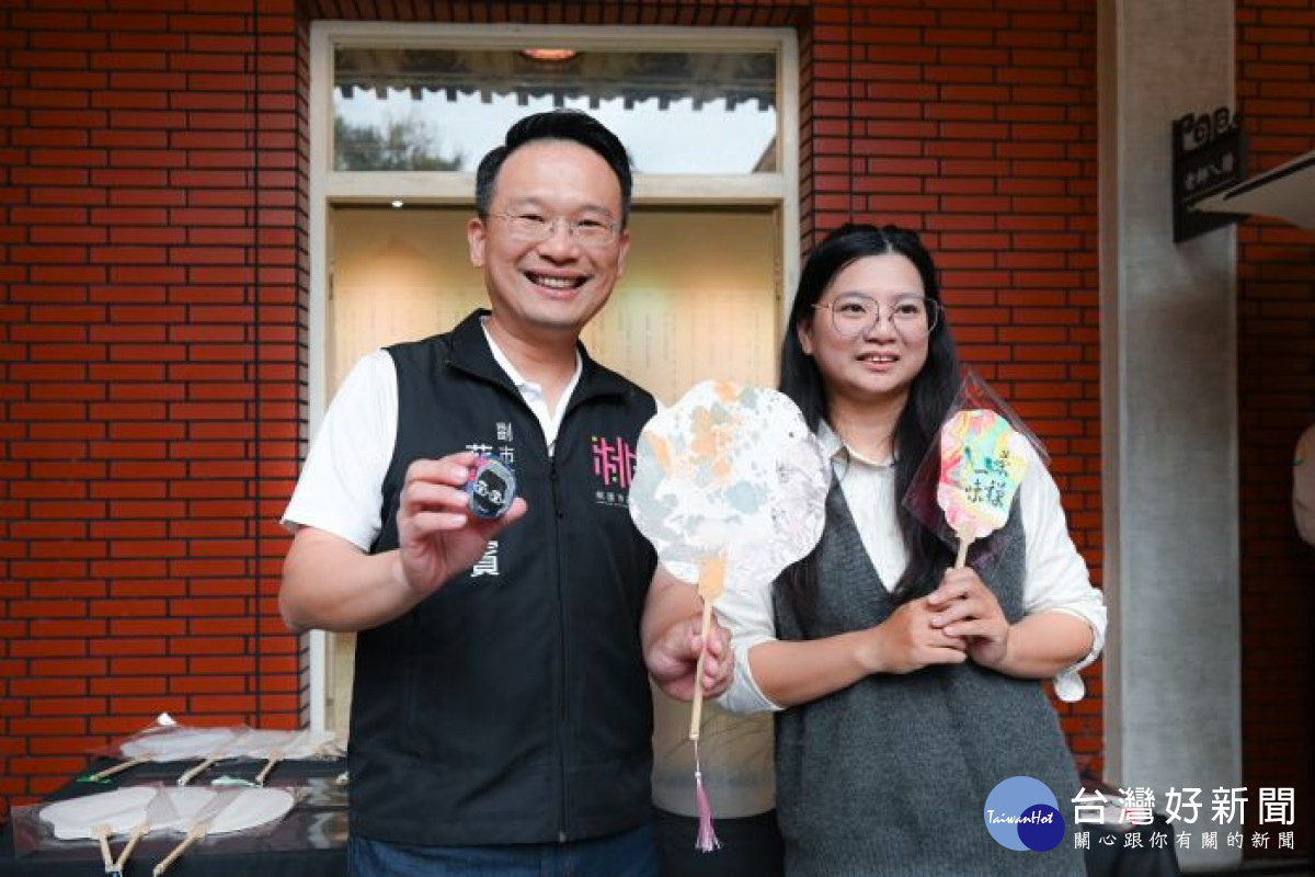 蘇副市長於孔廟文化教室體驗漆扇。<br /><br /> 
