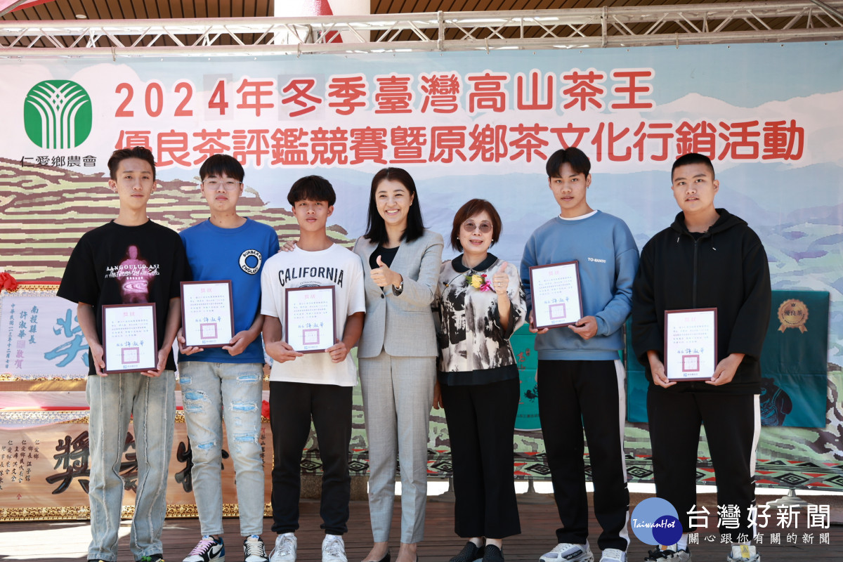 頒獎表揚仁愛高農四健作業組的5名同學,於四健競賽B組榮獲全國一等獎,肯定及鼓勵校內指導老師及參賽學生的努力。。(縣府提供)