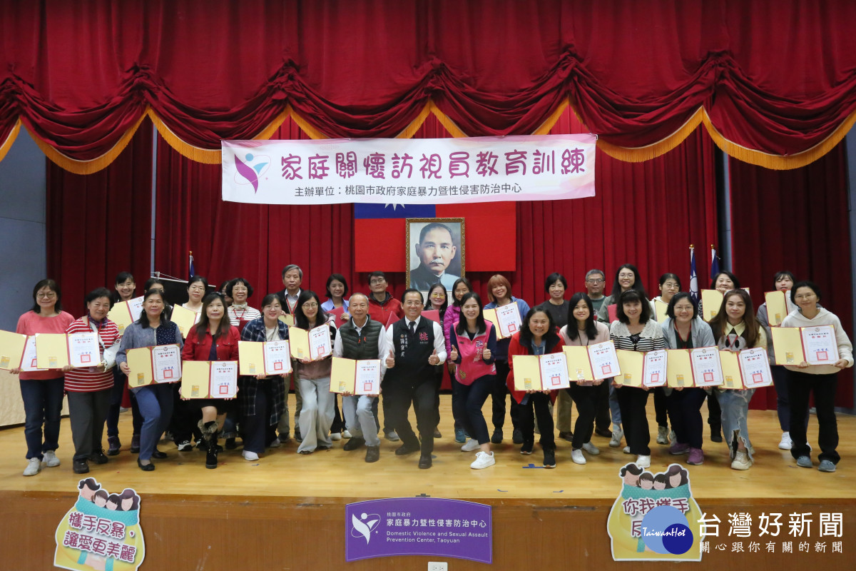 社會局陳寶民局長頒發感謝狀肯定兒少家關員。