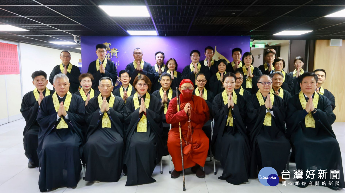 華嚴法會啟建,多位貴賓蒞臨現場,心道法師與貴賓合影。(圖片提供/靈鷲山佛教教團)
