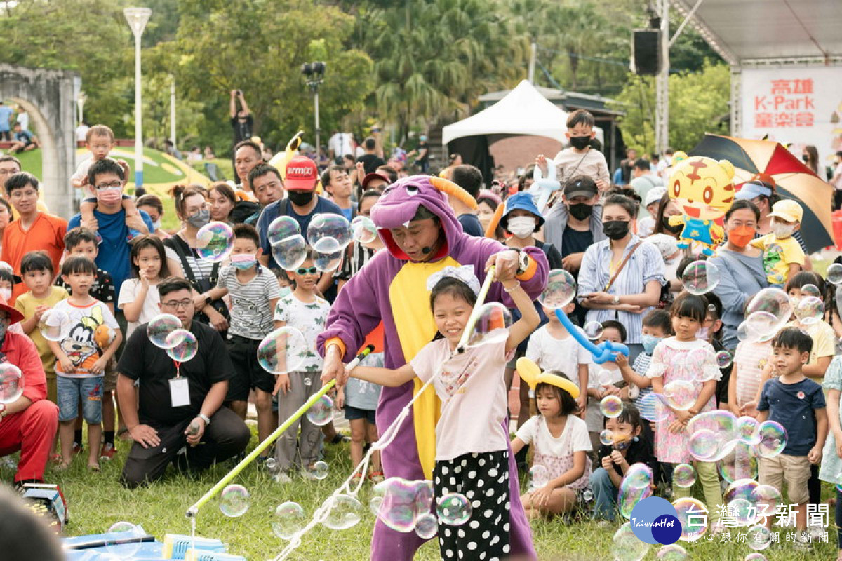 ▲「香蕉派對」週末登場，哈瑪星鐵道園區上演多組親子節目帶動現場氣氛。