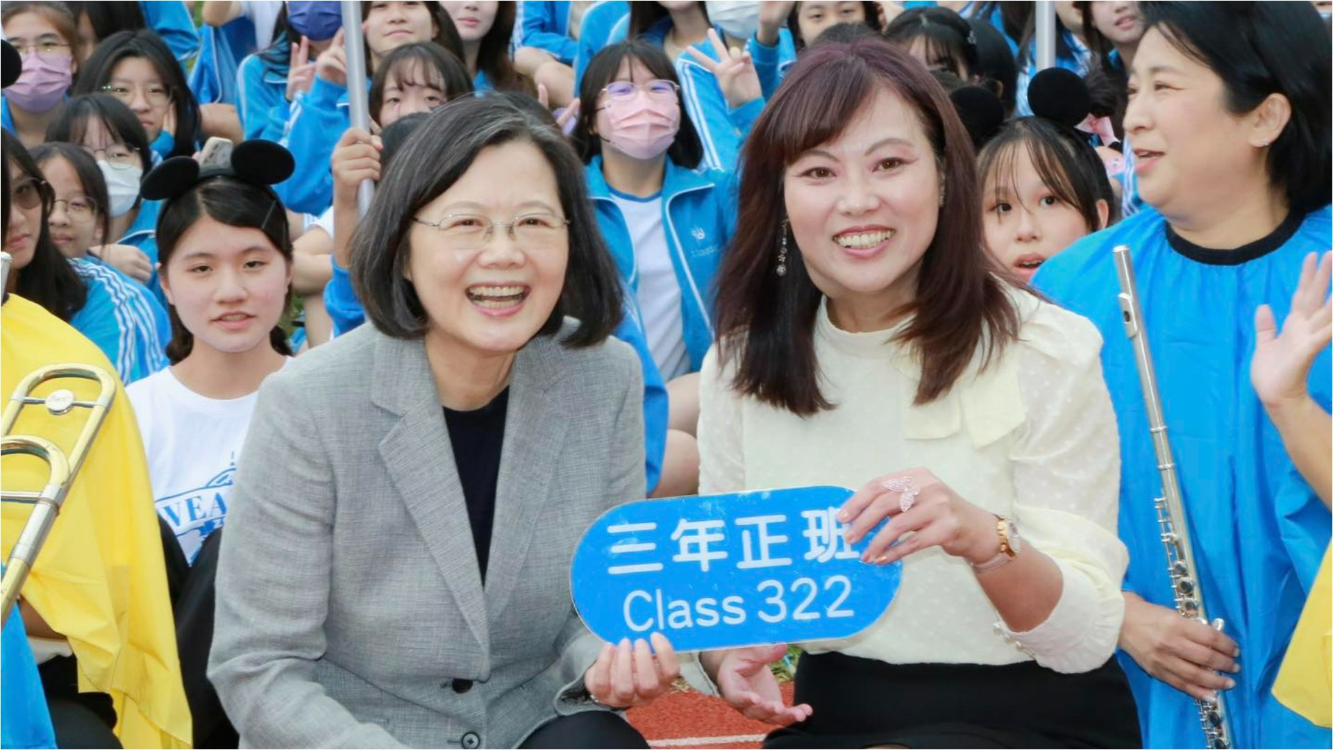 蔡英文7日以校友身分出席中山女高校慶,獲贈「三年正班」的班牌,正是她當初的班級。翻攝蔡英文臉書
