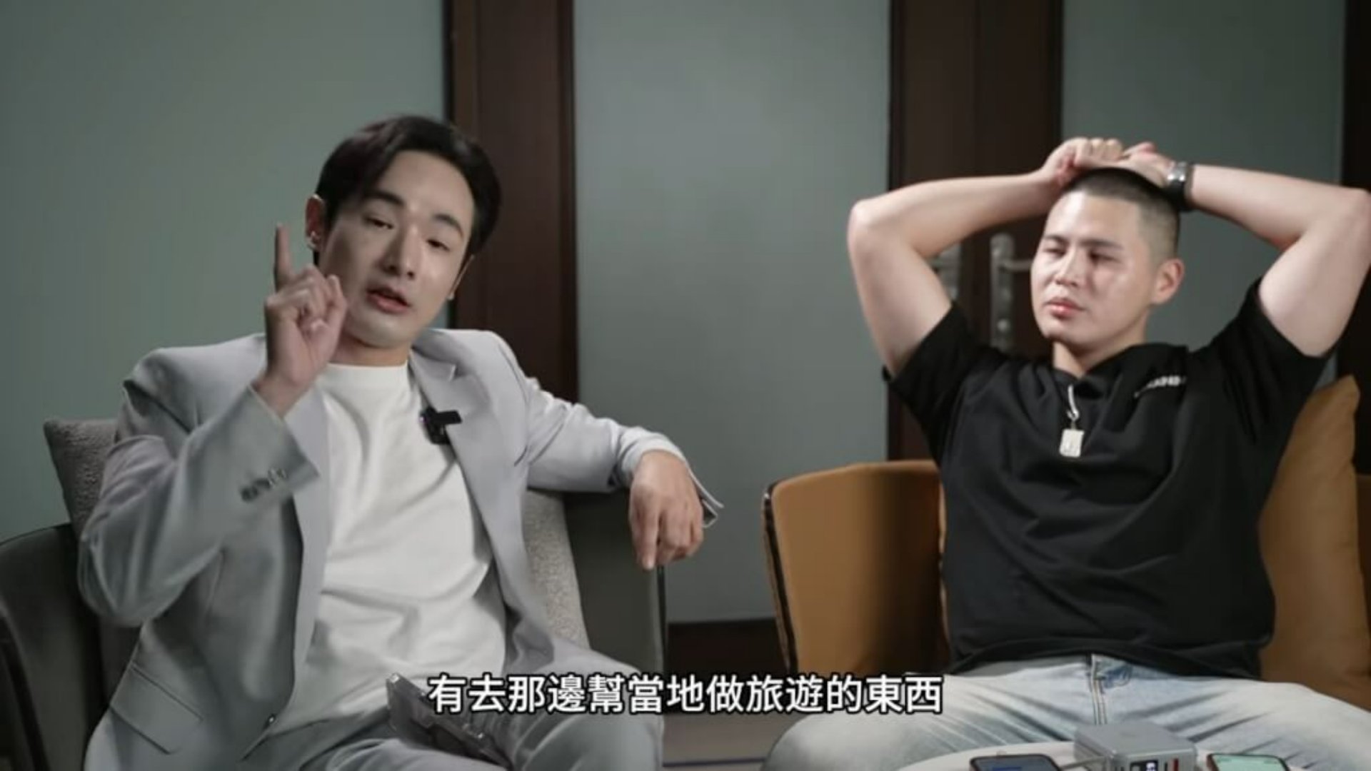 網紅八炯(左)找陳柏源(右)拍片揭發中國如何收買台灣網紅。翻攝YT頻道「攝徒日記Fun TV」