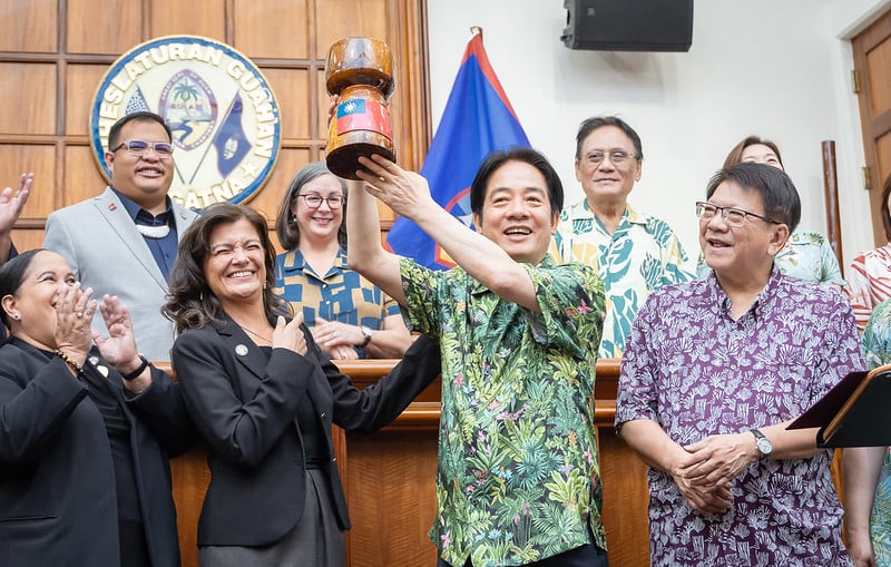 賴清德參訪關島議會,開心接受議長泰拉耶(Therese M. Terlaje)致贈木雕。總統府提供