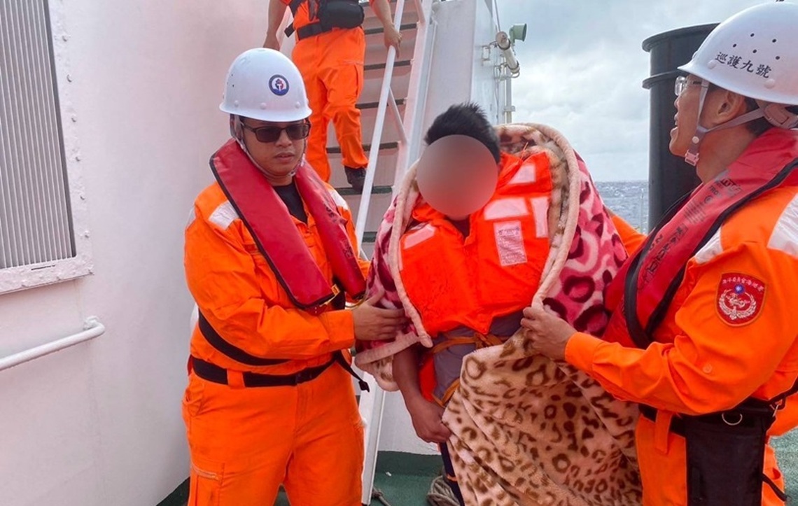 菲籍漁工海上重症 海巡千里緊急救援