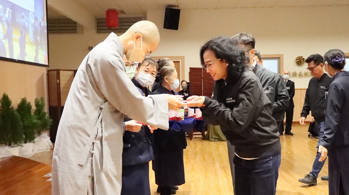 慈濟歲末祝福感恩嘉年會 苗副縣長領受福慧紅包點燈祈福