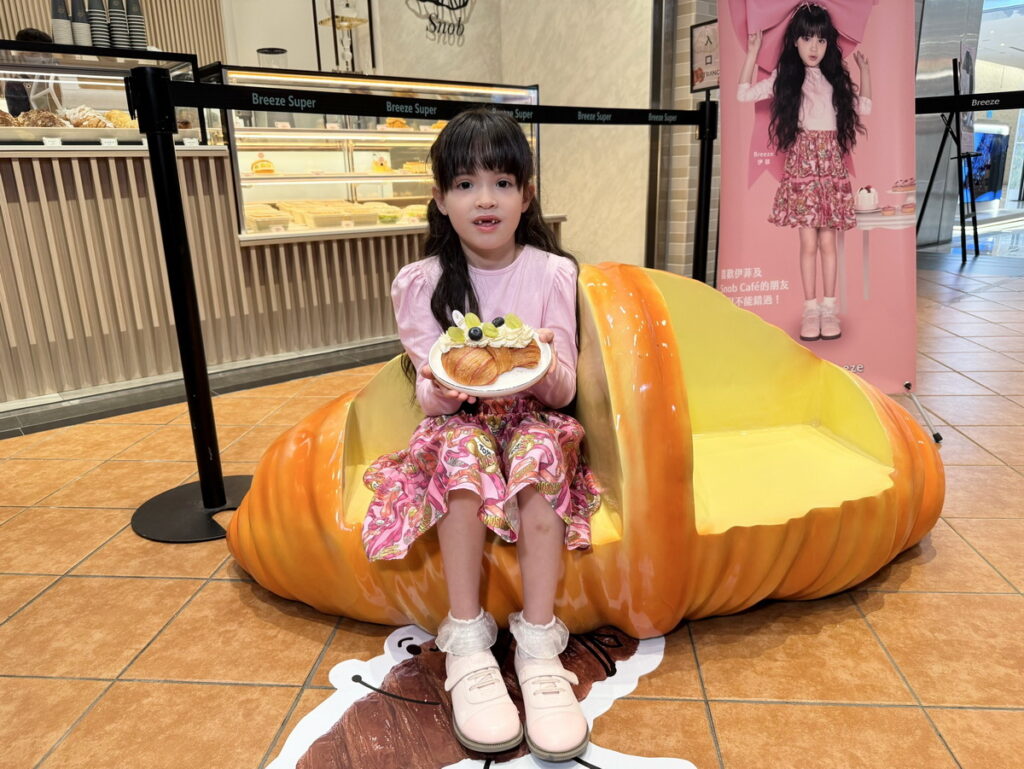 伊菲在微風南山Snob Café擔任一日店長