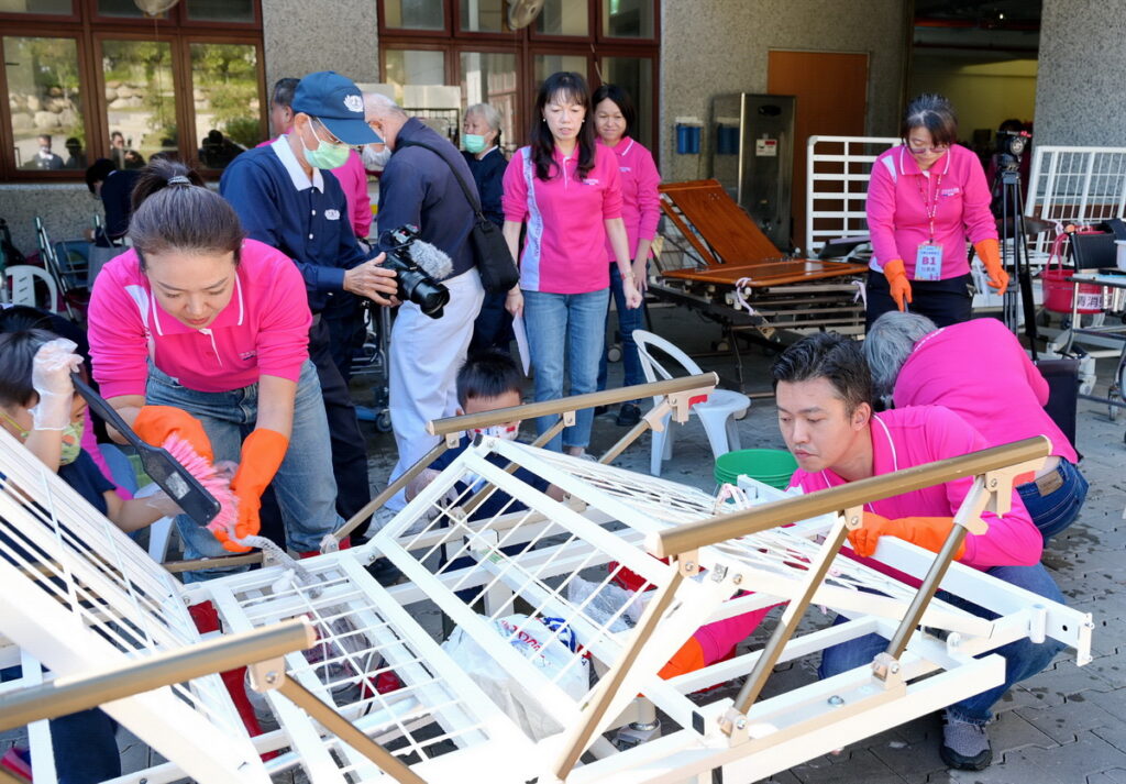 中美兄弟製藥董事長林命權與品牌總監林宜琳親自帶領志工體驗二手輔具清消