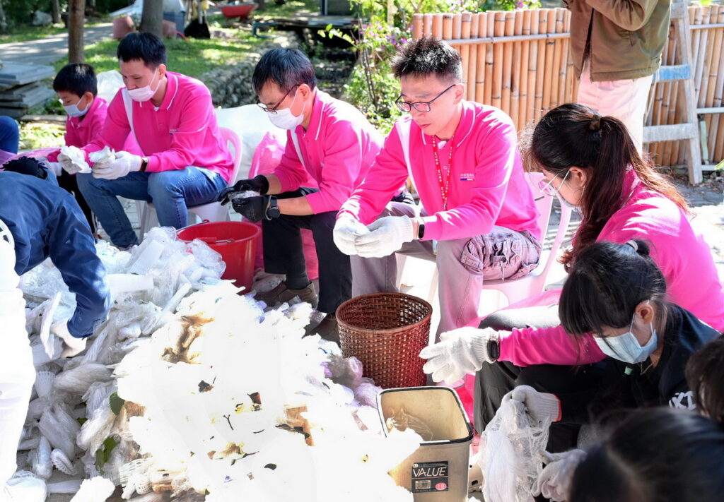 中美醫藥集團員工及家人共同體驗環保站垃圾分類