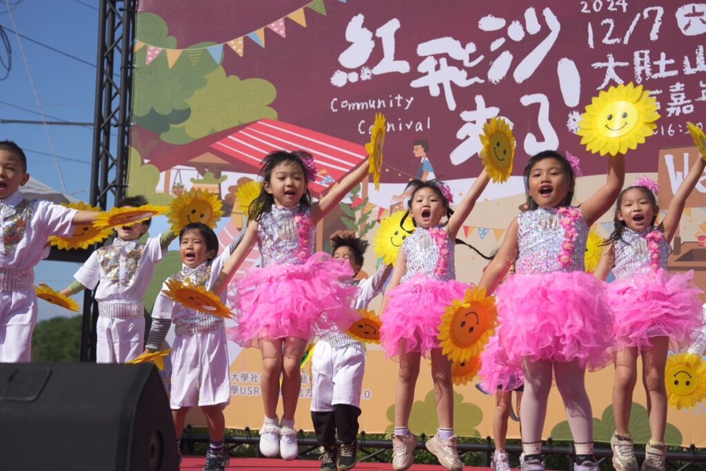 現場不僅設有職人市集、解謎闖關、展演及導覽,在地孩童也以音樂律動為活動開場。(圖/東海大學提供)