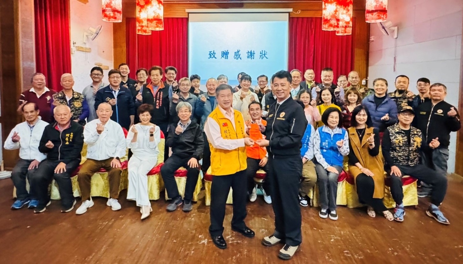 竹南獅子會賴永炳會長(前排左1)致贈寒冬送暖金,予苗栗縣榮民服務處陳立中處長(前排右1)及貴賓大合影。(記者 張艷君翻攝)