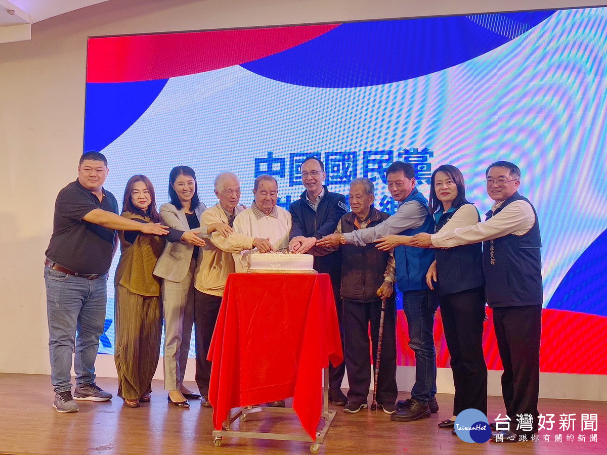 朱主席馬立委游立委許縣長等與資深黨員同慶。（縣黨部提供）