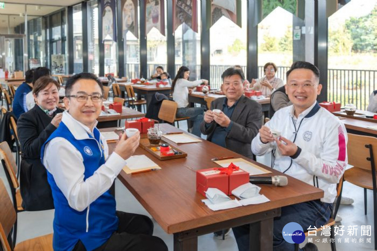 蘇副市長和貴賓們一同品嘗桃園好茶。