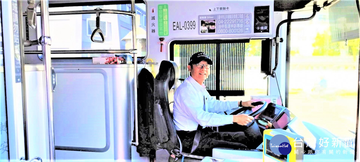 台中客運駕駛陳俊誠對經過的站點周遭風景、美食如數家珍，幽默介紹趣味性十足。