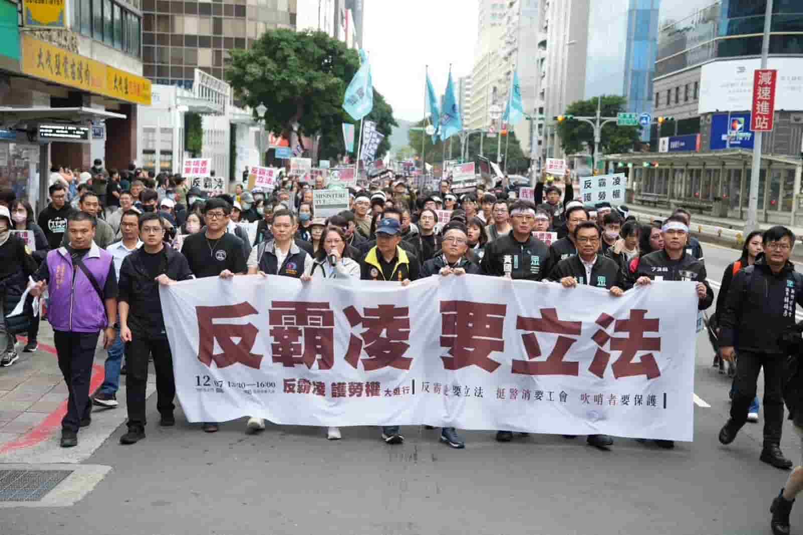 民眾黨7日舉行「反霸凌、護勞權」大遊行,黨團總召黃國昌號召民眾從勞動部出發走向凱達格蘭大道。翻攝黃國昌臉書