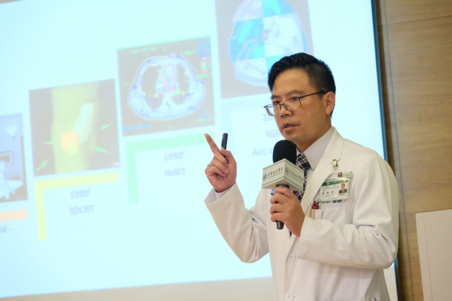圖／放射腫瘤科主任謝忱希醫師強調，SBRT以其高精準度的技術，大幅降低患者在治療過程中及治療後的副作用，對提升患者生活品質具有顯著效果。（亞東醫院提供）