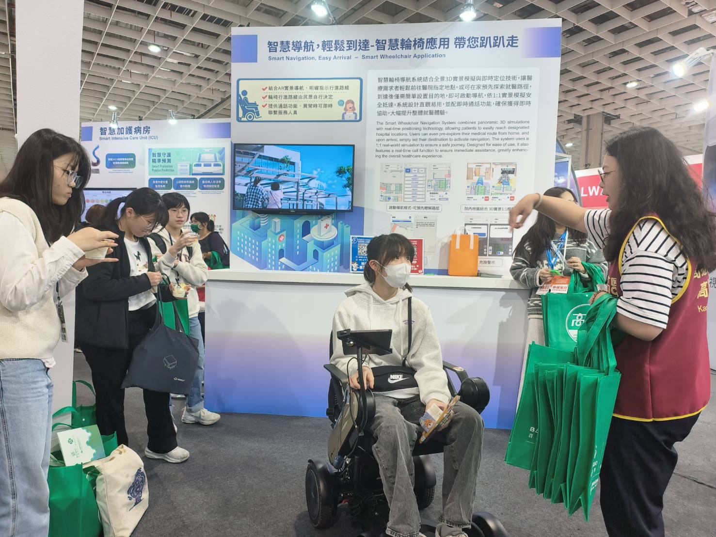 高醫岡山醫院智能科技加持 醫療科技展展出智慧輪椅、器械運輸機器人