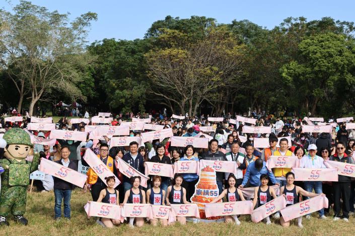 園遊會近4000位服務親子齊聚散放幸福。(記者廖承恩翻拍)