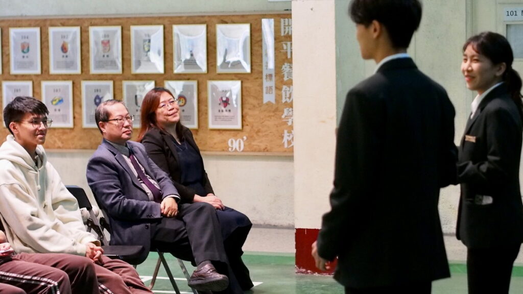 開平餐飲國際部韓國國際週邀請精通韓國文化學者何撒娜教授觀展,活動獲何教授讚具有大學生水準。開平餐飲學校/提供