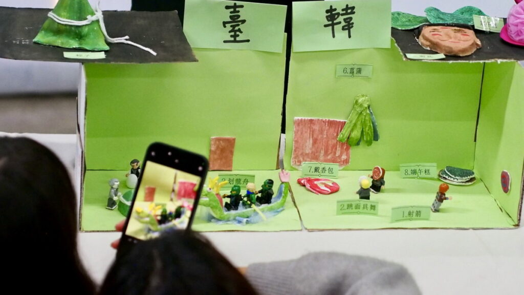 開平餐飲國際部學生透過微縮模型與生動解說,創意比對台韓兩國節慶風景。開平餐飲學校/提供