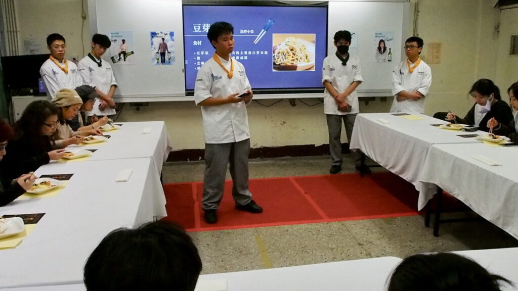開平餐飲國際部學生以拌飯為主題,搭配韓國特色小菜,設計「韓你做拌」展區讓觀展者體驗韓國飲食文化。開平餐飲學校/提供