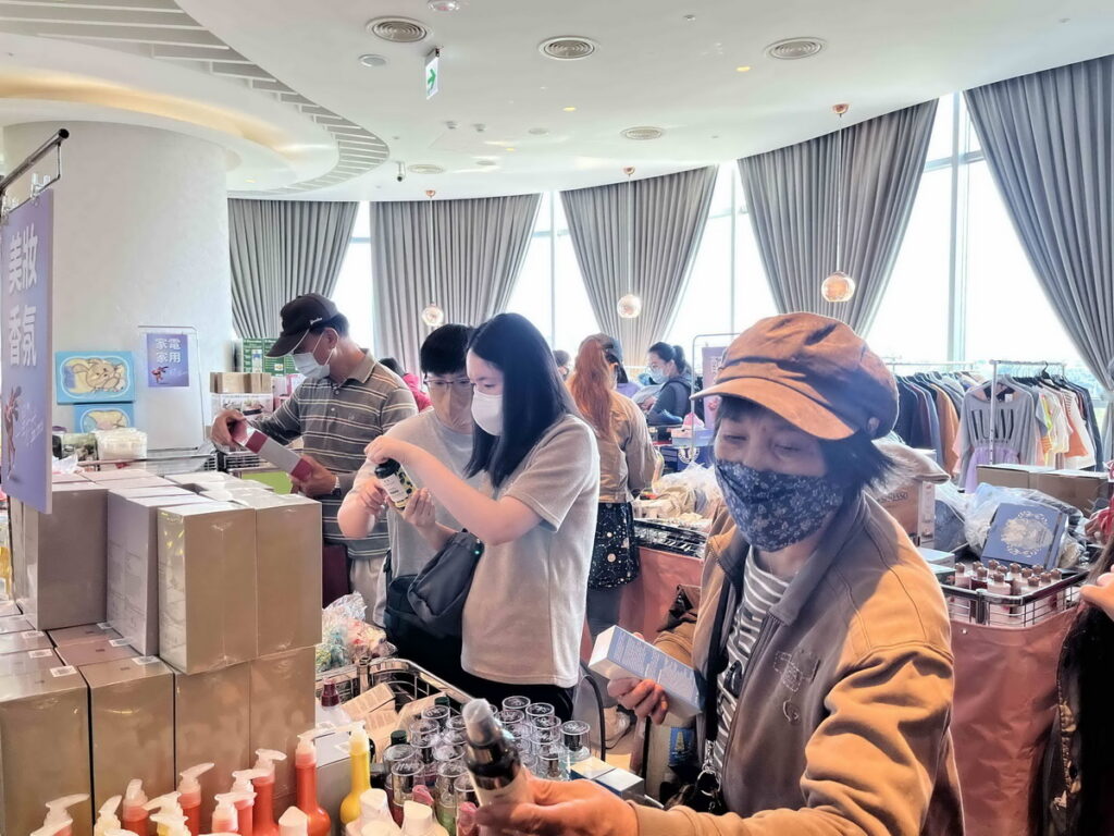 義賣現場熱鬧,千件優惠商品一折起!
