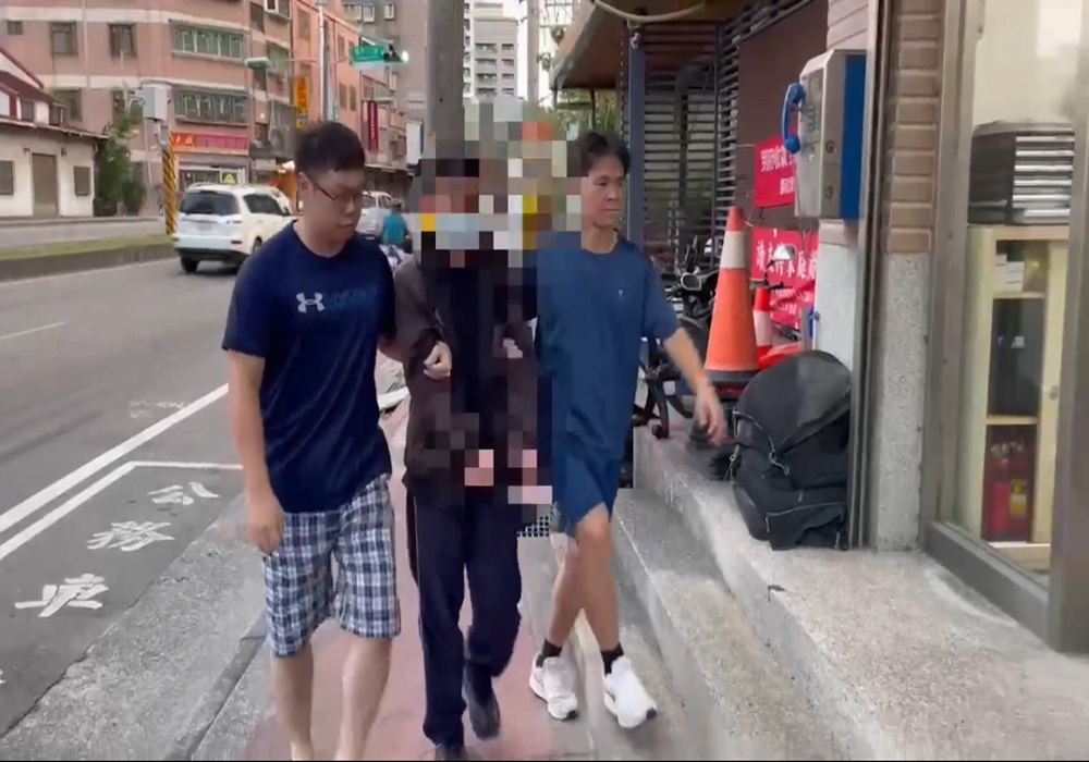 大膽車手超商整理資料 警所長購物眼尖起獲150萬贓款 211 248241208a01