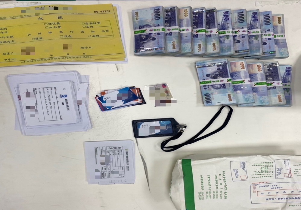 大膽車手超商整理資料 警所長購物眼尖起獲150萬贓款 212 248241208a02
