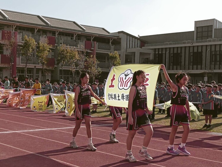 ▲活力女同學護會旗進場。(記者劉春生攝)