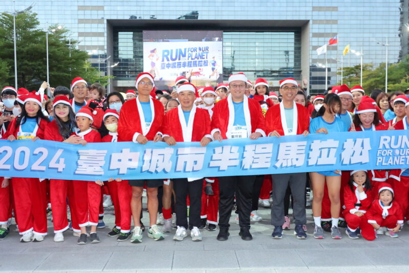 圖文:(聖誕變裝組):全新登場的「2km聖誕變裝組」吸引眾多跑者創意參與。
