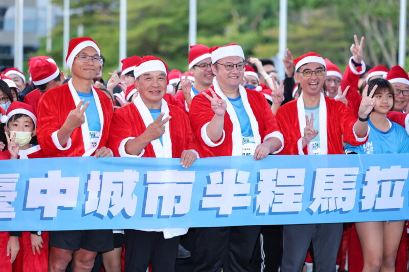 圖文: (聖誕變裝組):,林正雄理事長、鄭照新副市長化身聖誕老人,與選手在賽道上共跑。