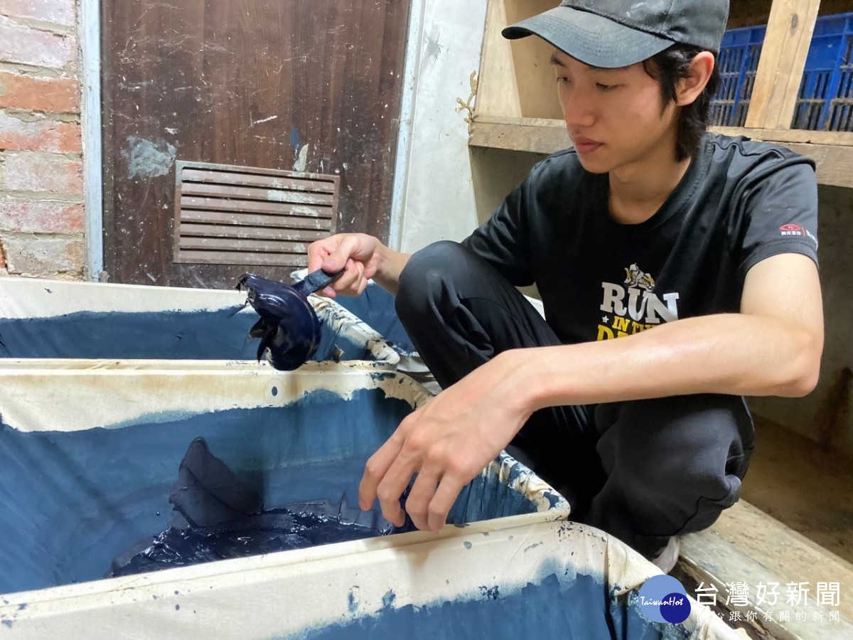 青年郭晉碩喜愛藝術創作，高中畢業不升學轉而參加「青年就業領航計畫」赴苗栗學習藍染工藝。