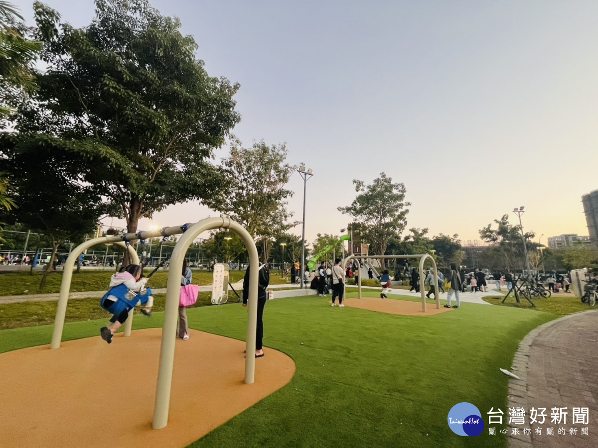 南興公園園內的標誌性景觀「米奇樹」而又被稱為「米奇公園」