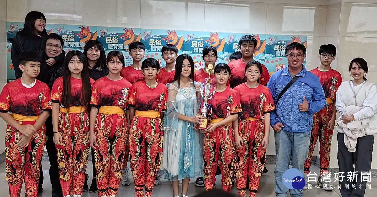 該舞龍隊有一半為女生實力驚人。(營北國中提供)