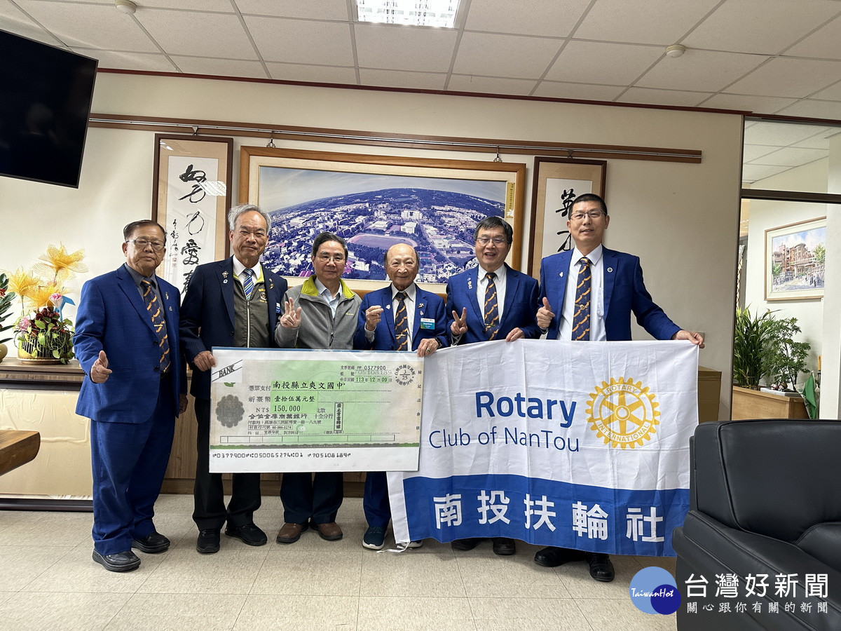 南投扶輪社服務計畫捐款助偏鄉學校汰換樂器。(記者扶小萍攝)