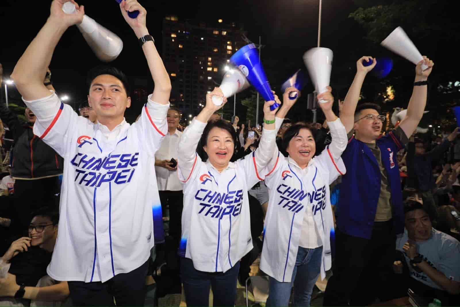 台中市長盧秀燕(左2)9日宣布將蓋大巨蛋,也有信心2年內完成規劃。翻攝盧秀燕臉書