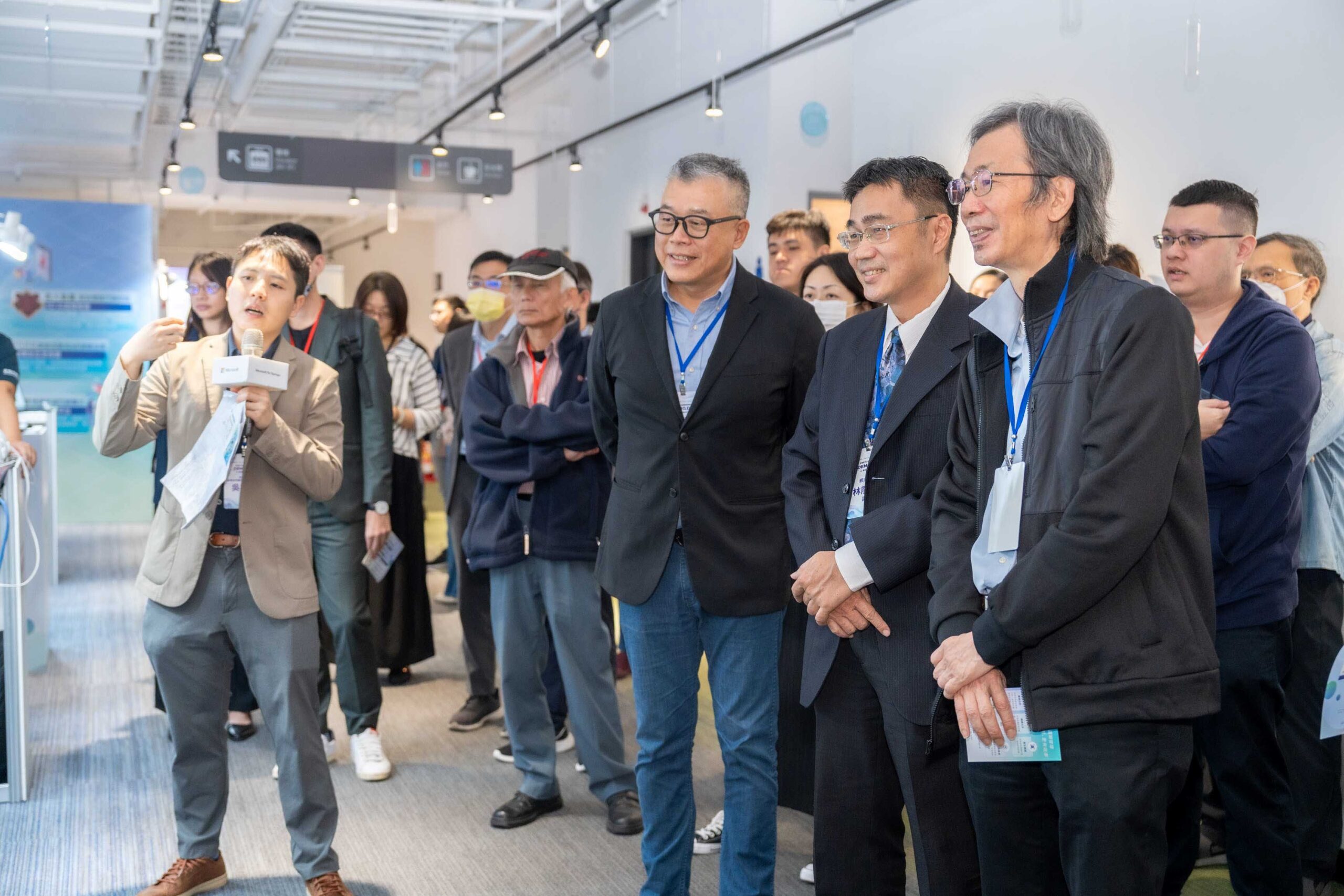 本屆亞灣雲平台微軟新創加速器培育 13 家專精於智慧製造、智慧治理及智慧生活領域的新創團隊。透過三個階段賦能輔導計畫,從數位化升級、產業合作到 AI 技術加值,拓展創新應用至國際市場,創造無窮商業潛力。