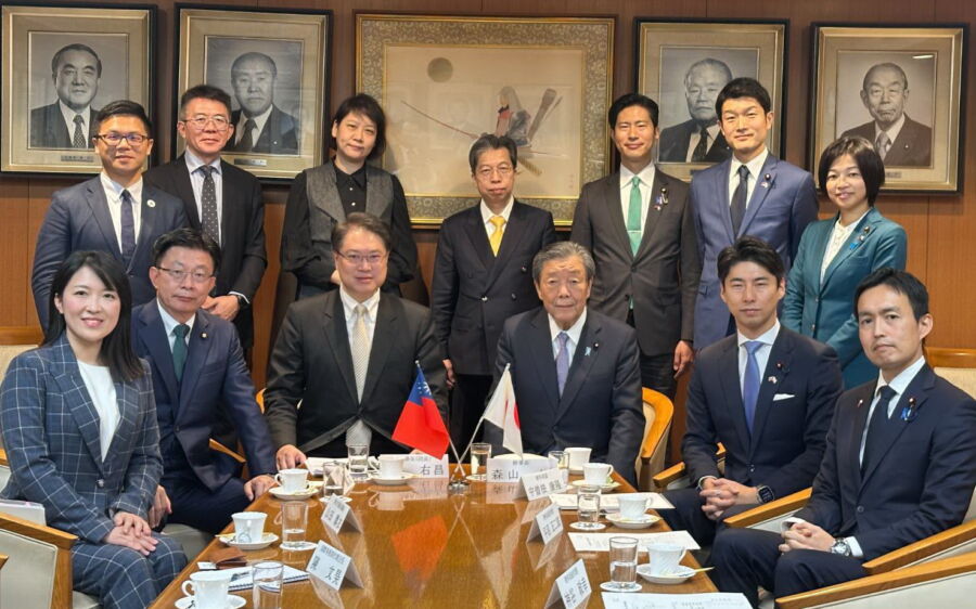 圖／民進黨秘書長林右昌9日與立委郭國文、新北市議員山田摩衣拜訪自民黨黨部，並與自民黨幹事長森山裕、青年局局長中曾根康隆等人會談。（民進黨提供）