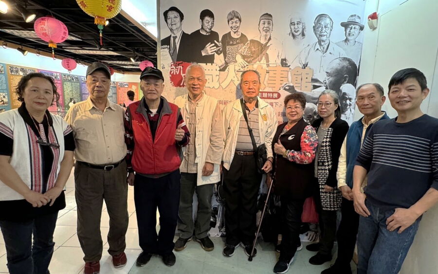 圖／泰雅編織周小雲（左1）、攝影職人黃進發（左2）、紙紮工藝師黃登台（左3）、毫芒雕刻陳逢顯老師（左4）、鐘錶修理師黃明光（左5）、右2祖師廟主委劉新發（右2）、洗衣達人沈富育老師（右1）。（新北市立圖書館提供）