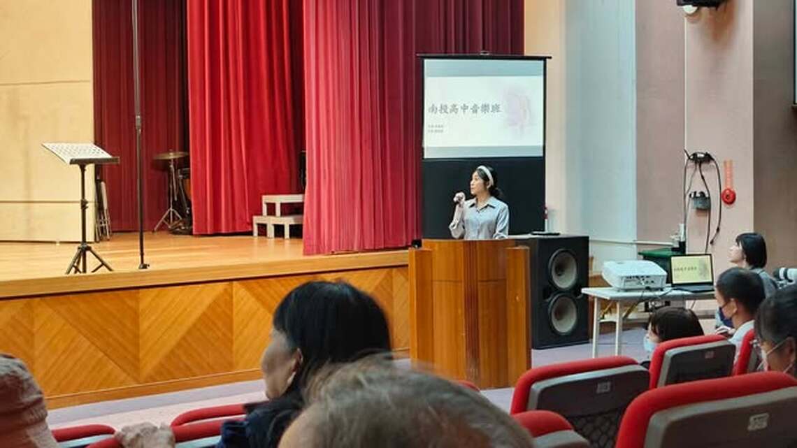 南投高中音樂會精彩  觀眾很多  司儀稱職  但有兩個地方要改進