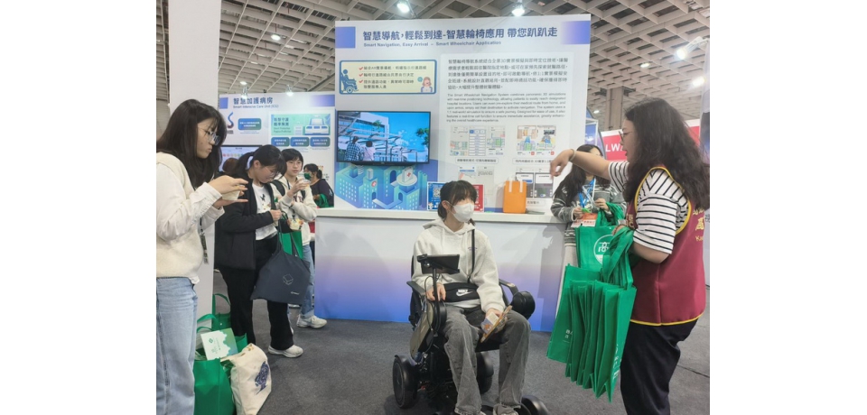 高醫岡山醫院智能科技加持 智慧輪椅、器械運輸機器人 醫療科技展亮相
