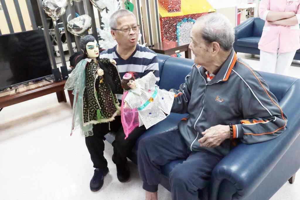 ▲老人家還現場操作布袋戲偶，體會掌中奧妙，直呼好玩。（彰化醫院提供）